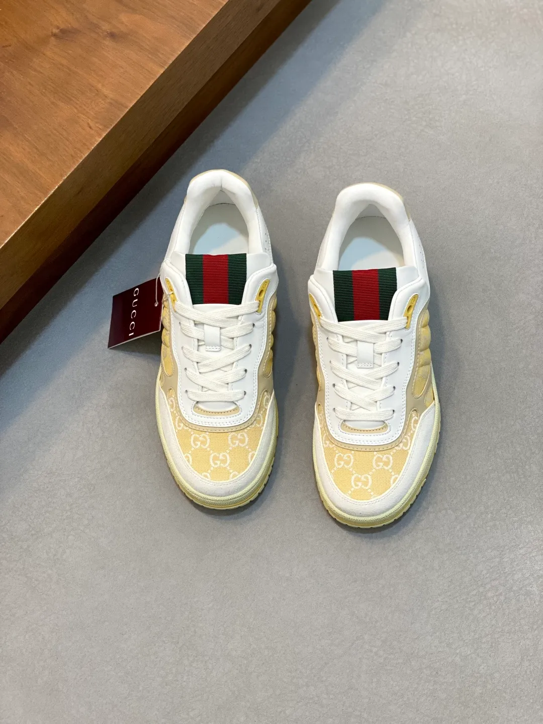 Men's Shoes 💰660 𝐆𝐮𝐜𝐜𝐢 𝐑𝐞-𝐖𝐞𝐛 As the first sneaker created by Sabato De Sarno for Gucci, the Re-Web series reinterprets the brand's classic stripes and sets off the modern silhouette design with bold and unique details. These shoes are crafted from white leather. This new sneaker is ingeniously decorated with many of the brand's classic details, and is equipped with a bright red and green webbing tongue, which will make people fall in love at first sight. White leather treated with a special process for softness and luster, with an embossed grainy texture. Script Gucci logo and interlocking G web label with Interlocking G and script Gucci logo. Rubber outsole with interlocking G detail eyelets. Web tongue. Size: 39-44 (customized for sizes 38 and 45)